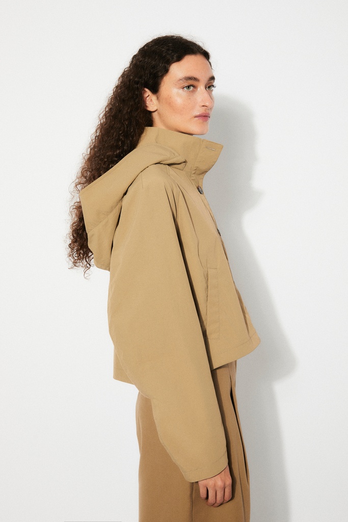 https://hotakaexchange.blob.core.windows.net/odoo/SS25%20LOW_WEB/2501-CHA_Brown_Jacket_ELYS_SS25_2.jpg