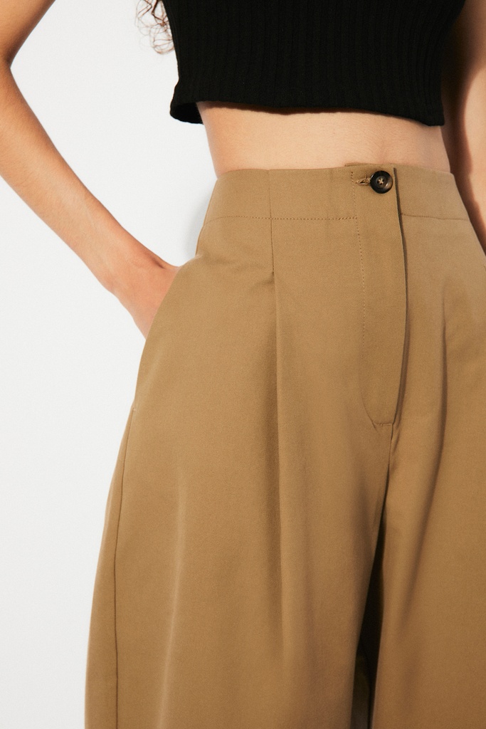 https://hotakaexchange.blob.core.windows.net/odoo/SS25%20LOW_WEB/2502-PA_Brown_Pants_FOAM_SS25_2.jpg
