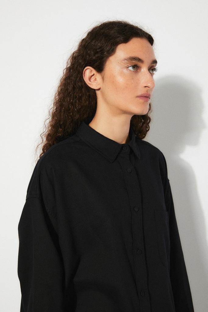 https://hotakaexchange.blob.core.windows.net/odoo/SS25%20LOW_WEB/2509-CM_Black_Shirt_MISO_SS25_2.jpg