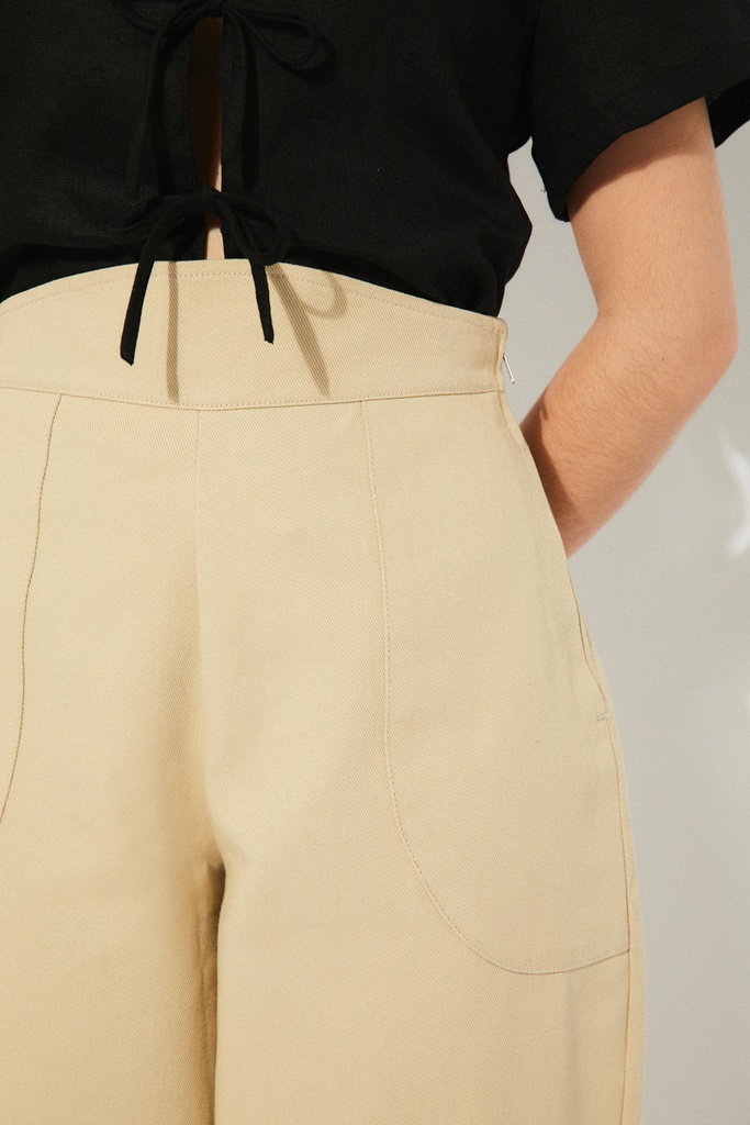 https://hotakaexchange.blob.core.windows.net/odoo/SS25%20LOW_WEB/2510-PA_Beige_Pants_PEONY_SS25_2.jpg