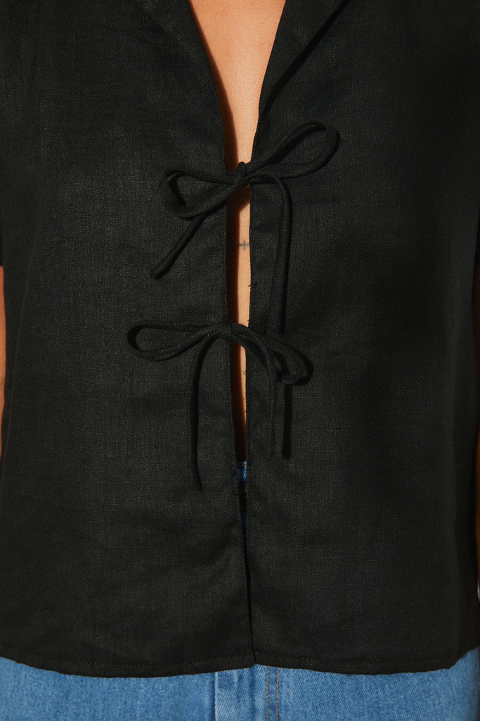 https://hotakaexchange.blob.core.windows.net/odoo/SS25%20LOW_WEB/2537-CM_Black_Shirt_AMBER_SS25_2.jpg