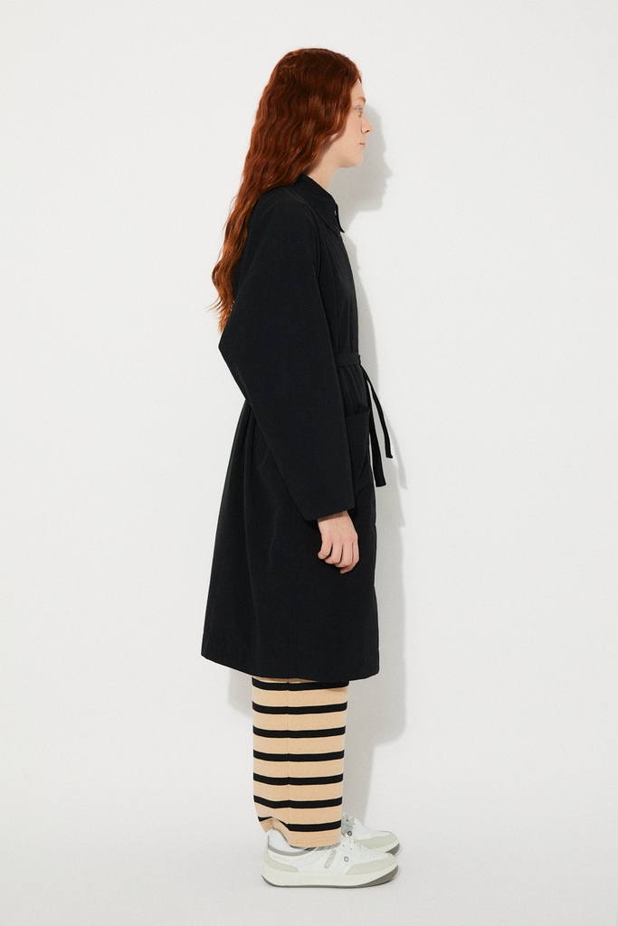 https://hotakaexchange.blob.core.windows.net/odoo/SS25%20LOW_WEB/2588-CHA_Black_Jacket_FUNGI_SS25_2.jpg