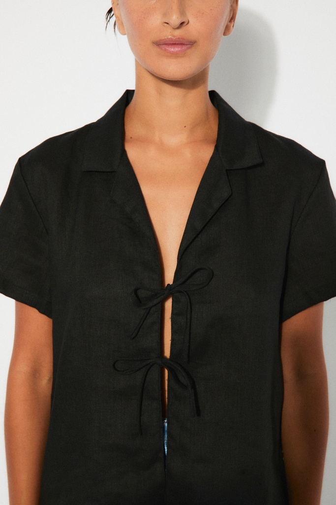 https://hotakaexchange.blob.core.windows.net/odoo/SS25%20LOW_WEB/2537-CM_Black_Shirt_AMBER_SS25_3.jpg