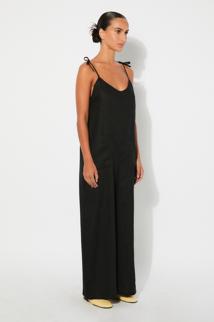 https://hotakaexchange.blob.core.windows.net/odoo/SS25%20LOW_WEB/2539-MO_Black_Jumpsuit_BEAM_SS25_3.jpg