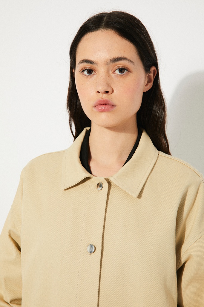 https://hotakaexchange.blob.core.windows.net/odoo/SS25%20LOW_WEB/2567-CHA_Beige_Jacket_VITRE_SS25_3.jpg