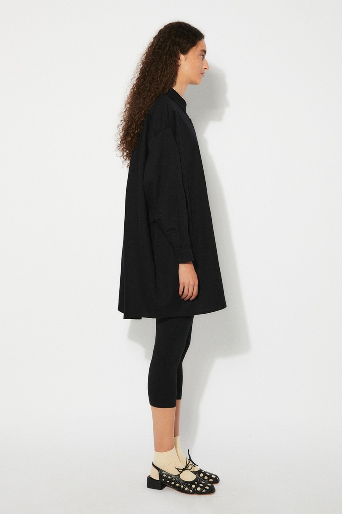 https://hotakaexchange.blob.core.windows.net/odoo/SS25%20LOW_WEB/2509-CM_Black_Shirt_MISO_SS25_4.jpg