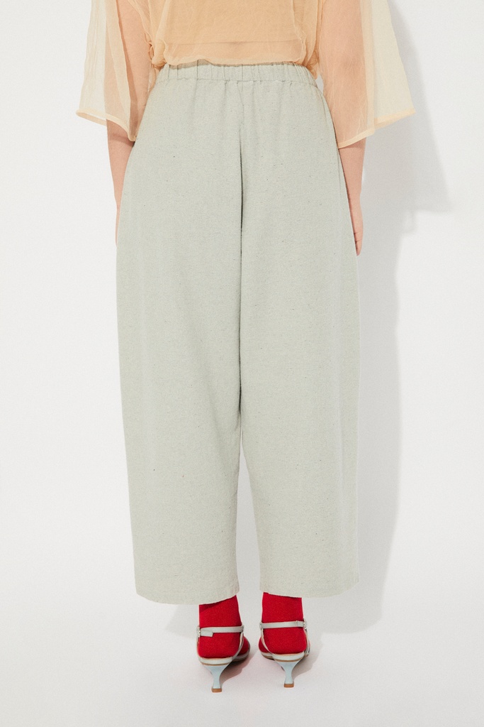 https://hotakaexchange.blob.core.windows.net/odoo/SS25%20LOW_WEB/2514-PA_Light Grey_Pants_EVERGREEN_SS25_4.jpg