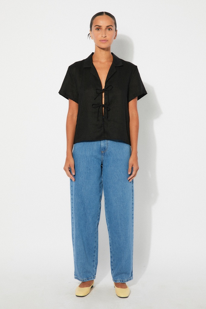 https://hotakaexchange.blob.core.windows.net/odoo/SS25%20LOW_WEB/2537-CM_Black_Shirt_AMBER_SS25_4.jpg