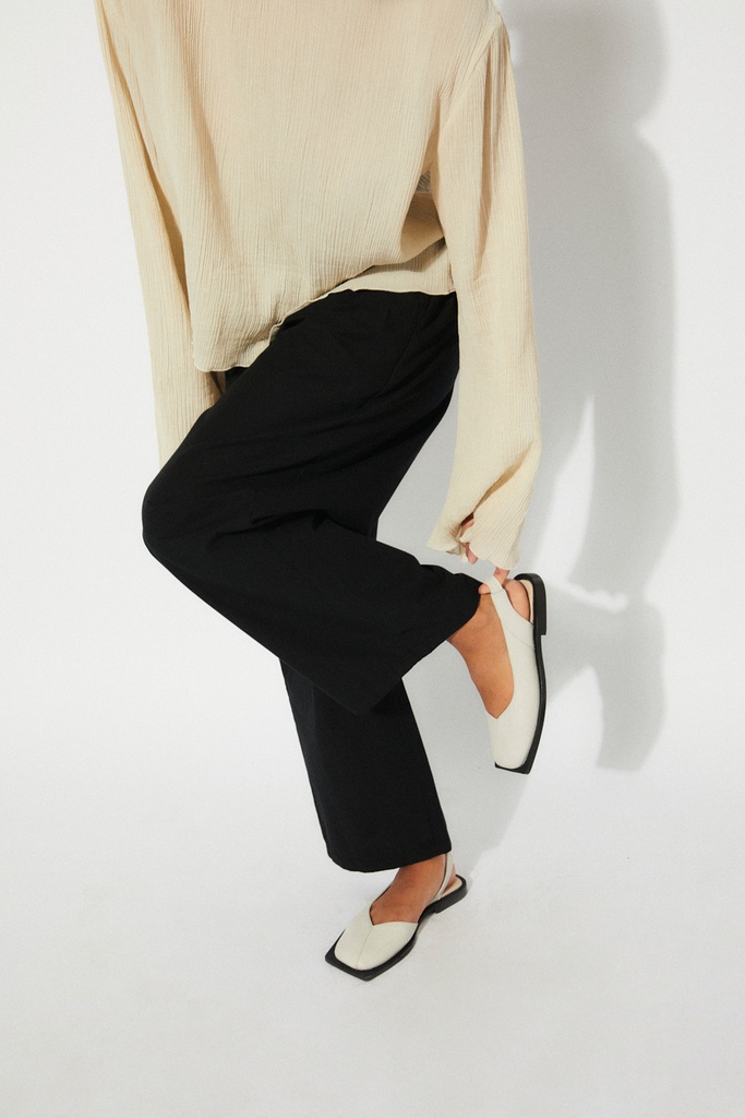 https://hotakaexchange.blob.core.windows.net/odoo/SS25%20LOW_WEB/2583-CO_White_Shoes_ENOKI_SS25_4.jpg