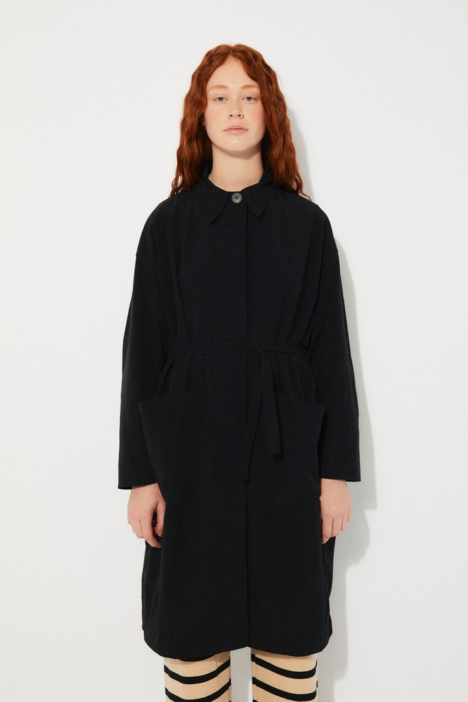 https://hotakaexchange.blob.core.windows.net/odoo/SS25%20LOW_WEB/2588-CHA_Black_Jacket_FUNGI_SS25_4.jpg