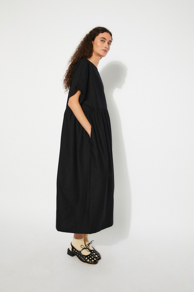 https://hotakaexchange.blob.core.windows.net/odoo/SS25%20LOW_WEB/2506-VE_Black_Dress_LUSTRE_SS25_5.jpg