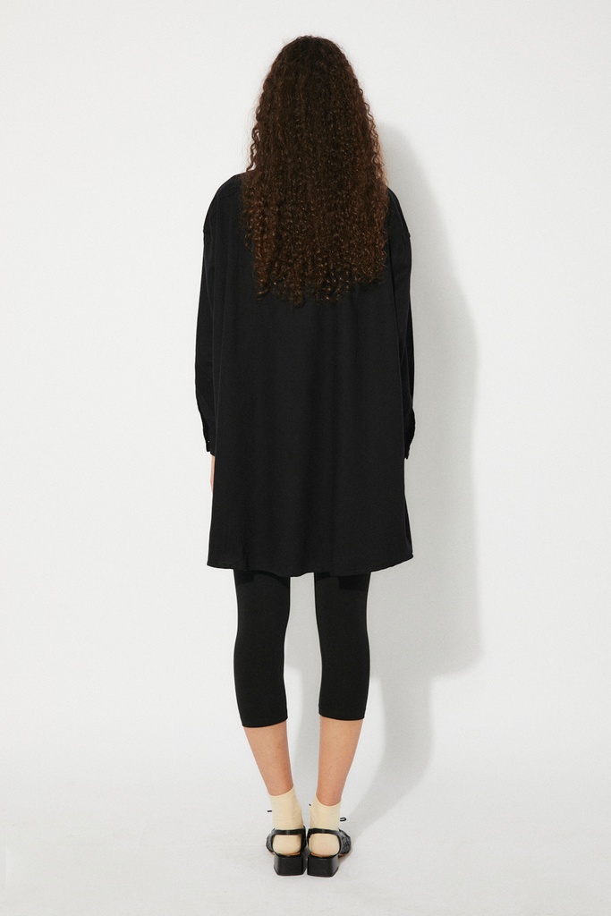 https://hotakaexchange.blob.core.windows.net/odoo/SS25%20LOW_WEB/2509-CM_Black_Shirt_MISO_SS25_5.jpg