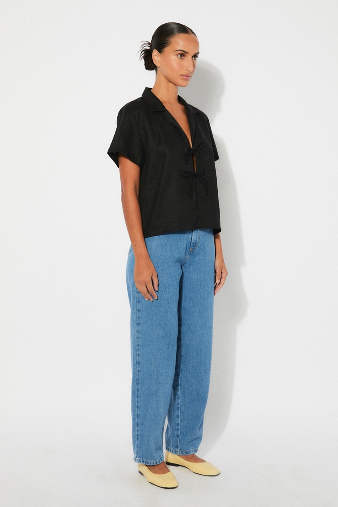 https://hotakaexchange.blob.core.windows.net/odoo/SS25%20LOW_WEB/2537-CM_Black_Shirt_AMBER_SS25_5.jpg