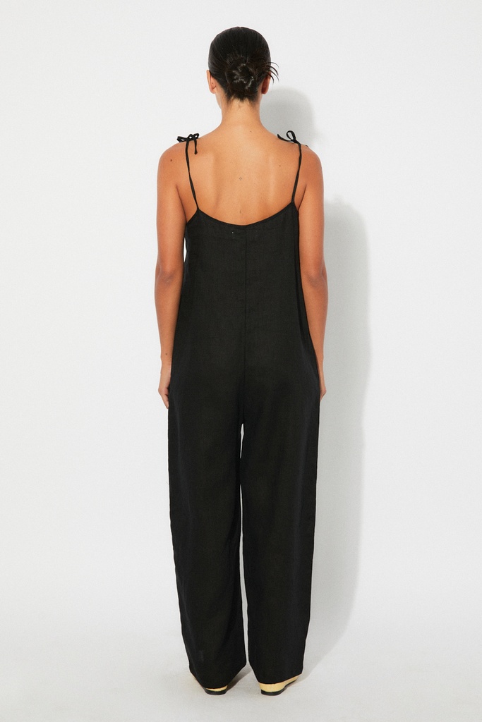 https://hotakaexchange.blob.core.windows.net/odoo/SS25%20LOW_WEB/2539-MO_Black_Jumpsuit_BEAM_SS25_5.jpg