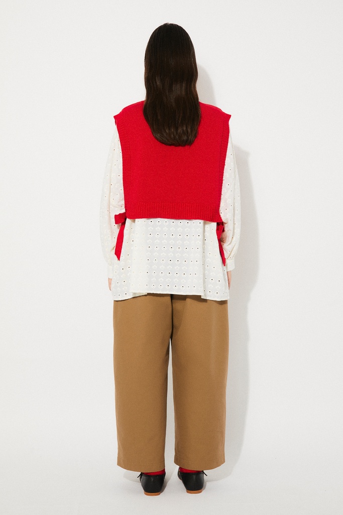 https://hotakaexchange.blob.core.windows.net/odoo/SS25%20LOW_WEB/2565-AR_Red_Vest_PILEA_SS25_5.jpg