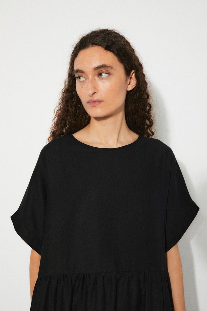 https://hotakaexchange.blob.core.windows.net/odoo/SS25%20LOW_WEB/2506-VE_Black_Dress_LUSTRE_SS25_6.jpg
