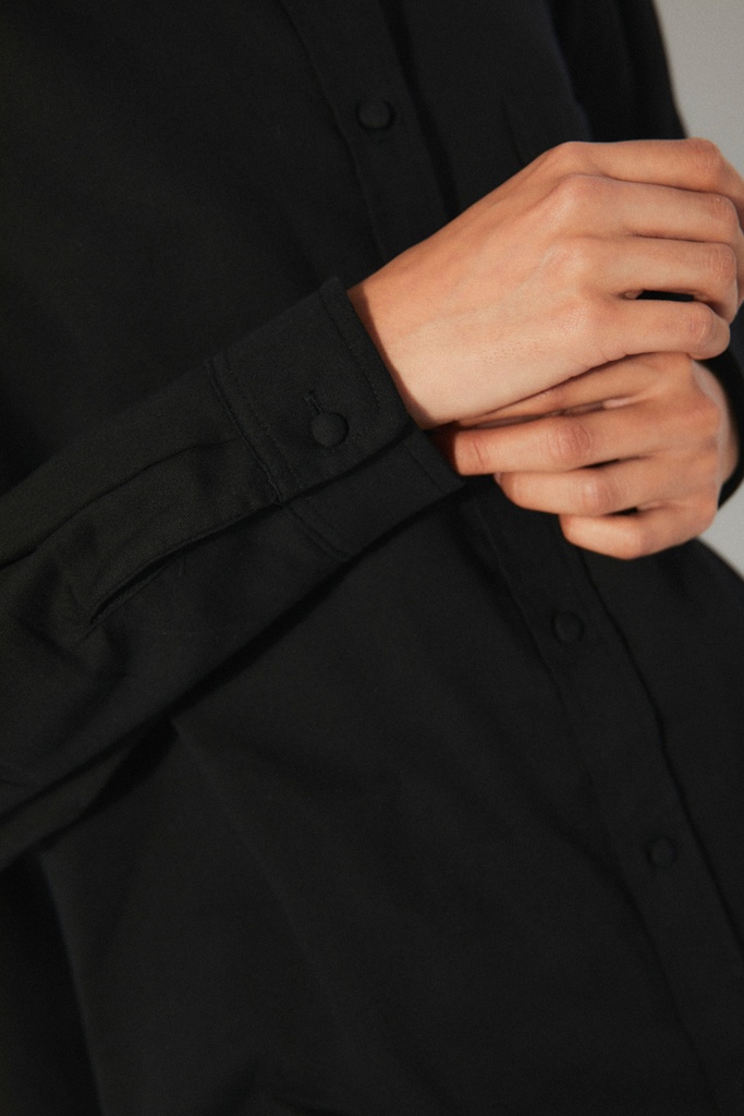 https://hotakaexchange.blob.core.windows.net/odoo/SS25%20LOW_WEB/2509-CM_Black_Shirt_MISO_SS25_6.jpg