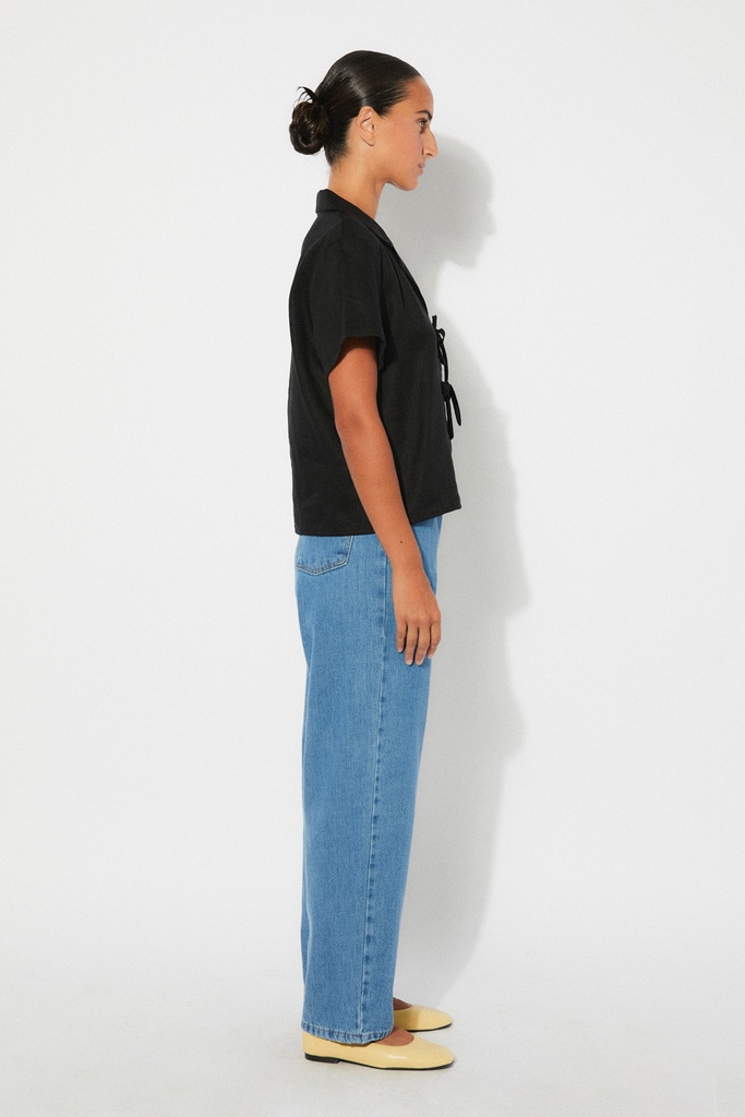 https://hotakaexchange.blob.core.windows.net/odoo/SS25%20LOW_WEB/2537-CM_Black_Shirt_AMBER_SS25_6.jpg
