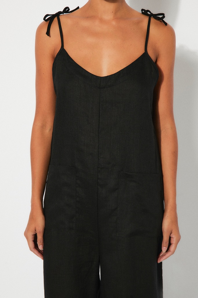 https://hotakaexchange.blob.core.windows.net/odoo/SS25%20LOW_WEB/2539-MO_Black_Jumpsuit_BEAM_SS25_6.jpg