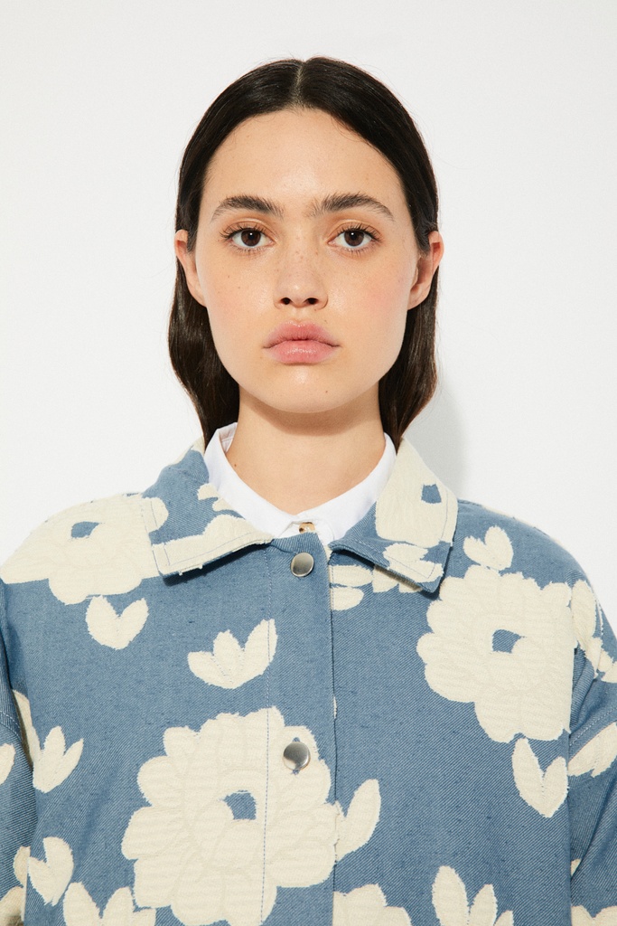 https://hotakaexchange.blob.core.windows.net/odoo/SS25%20LOW_WEB/2567F-CHA_Flowers_Jacket_VITRE_SS25_6.jpg