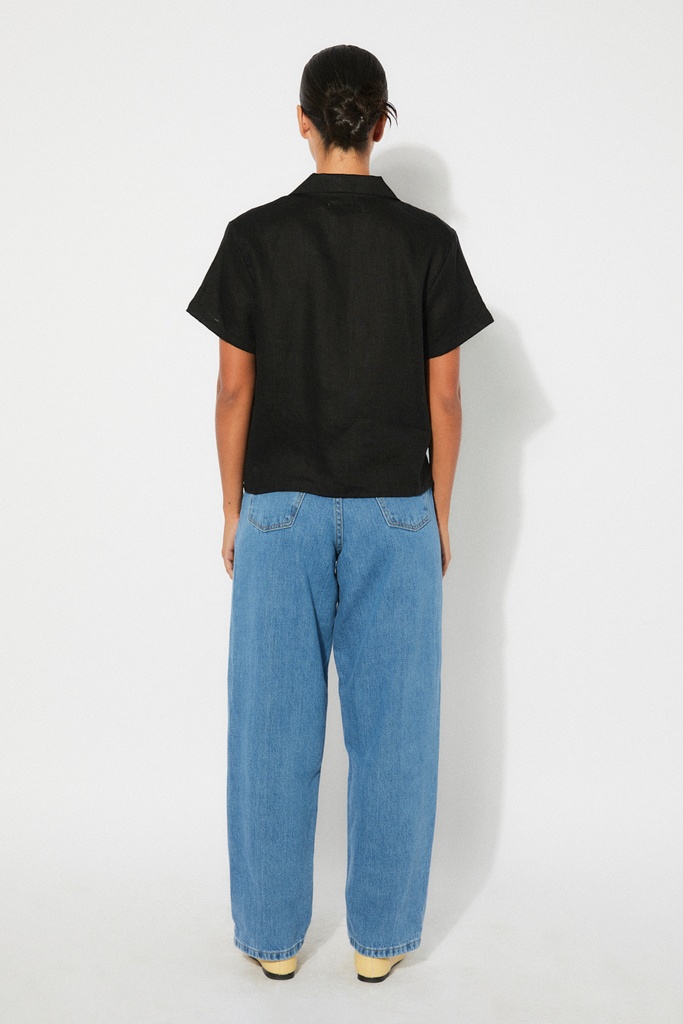 https://hotakaexchange.blob.core.windows.net/odoo/SS25%20LOW_WEB/2537-CM_Black_Shirt_AMBER_SS25_7.jpg