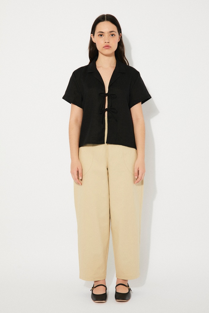 https://hotakaexchange.blob.core.windows.net/odoo/SS25%20LOW_WEB/2537-CM_Black_Shirt_AMBER_SS25_8.jpg