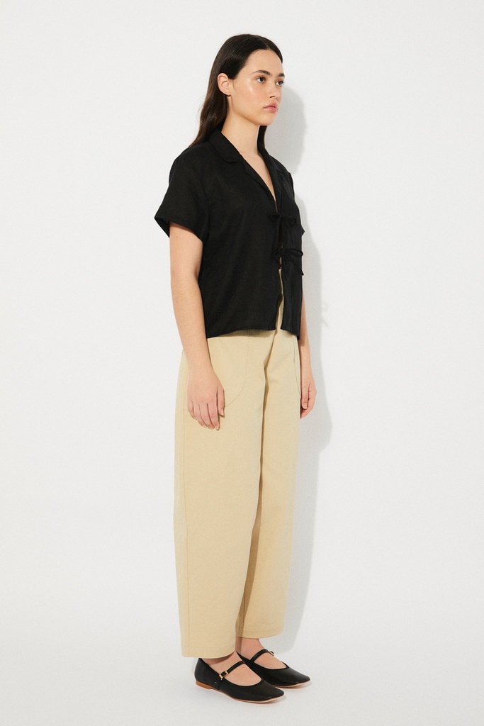 https://hotakaexchange.blob.core.windows.net/odoo/SS25%20LOW_WEB/2537-CM_Black_Shirt_AMBER_SS25_9.jpg
