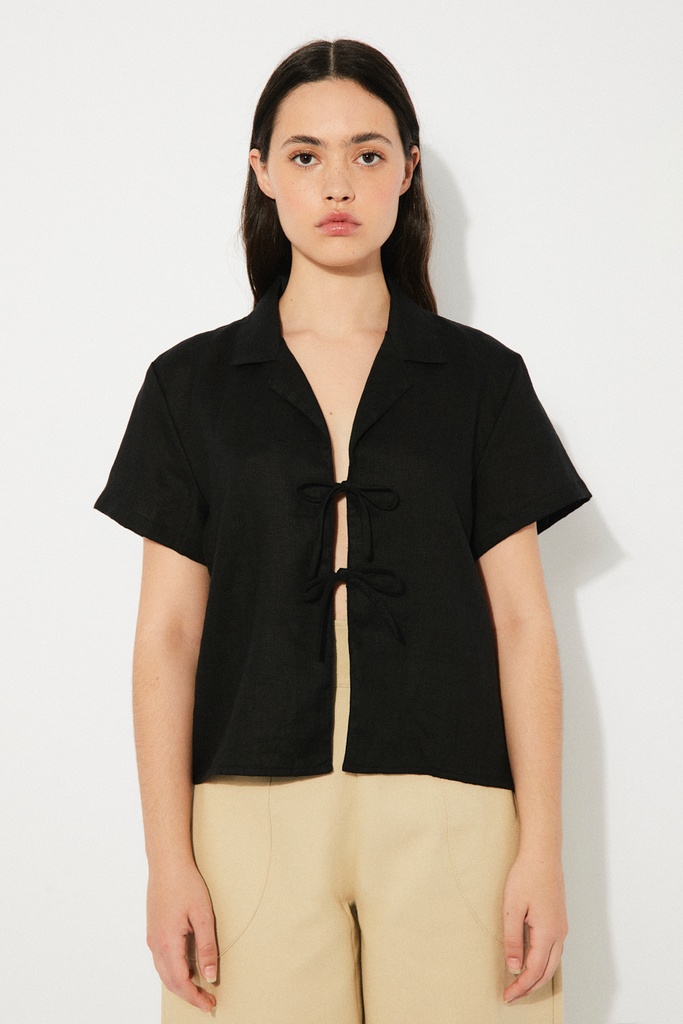 https://hotakaexchange.blob.core.windows.net/odoo/SS25%20LOW_WEB/2537-CM_Black_Shirt_AMBER_SS25_10.jpg