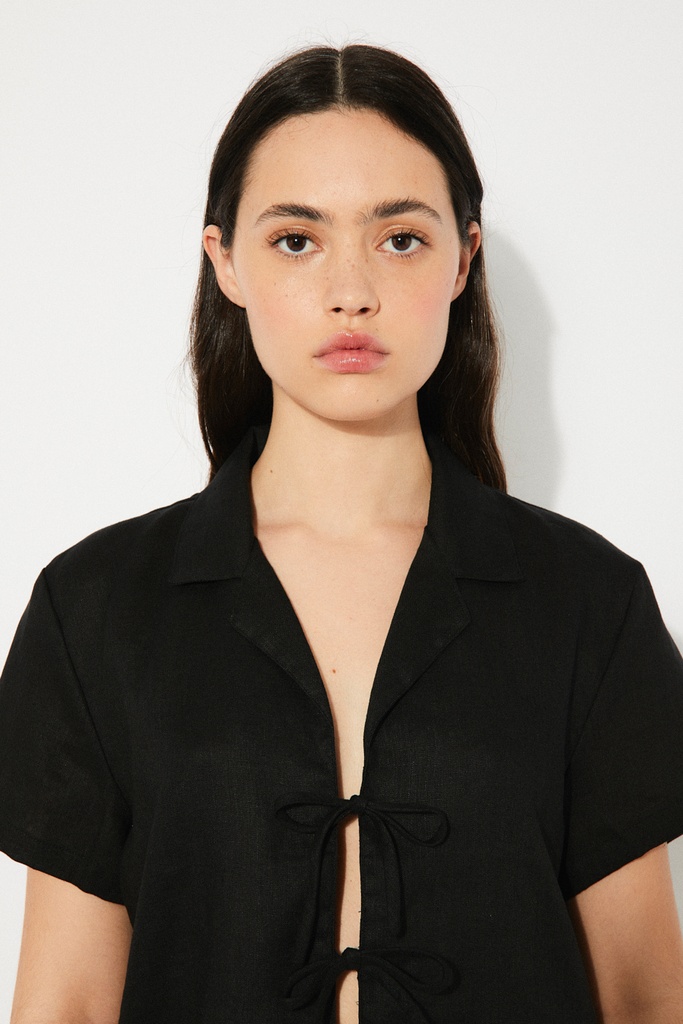 https://hotakaexchange.blob.core.windows.net/odoo/SS25%20LOW_WEB/2537-CM_Black_Shirt_AMBER_SS25_11.jpg